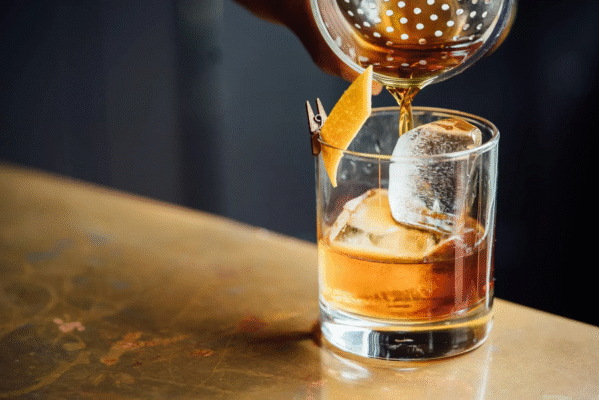 Old Fashioned một trong những loại cocktail cổ điển và nổi tiếng nhất trên thế giới