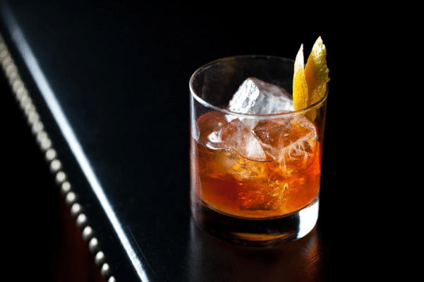 Old Fashioned một trong những loại cocktail cổ điển và nổi tiếng nhất trên thế giới