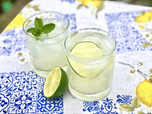 Margarita biến tấu là sự kết hợp giữa nền cocktail Margarita cổ điển với các thành phần đặc trưng của những dòng cocktail