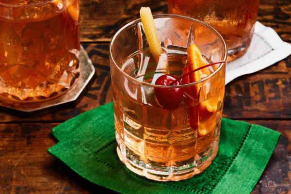 Old Fashioned một trong những loại cocktail cổ điển và nổi tiếng nhất trên thế giới