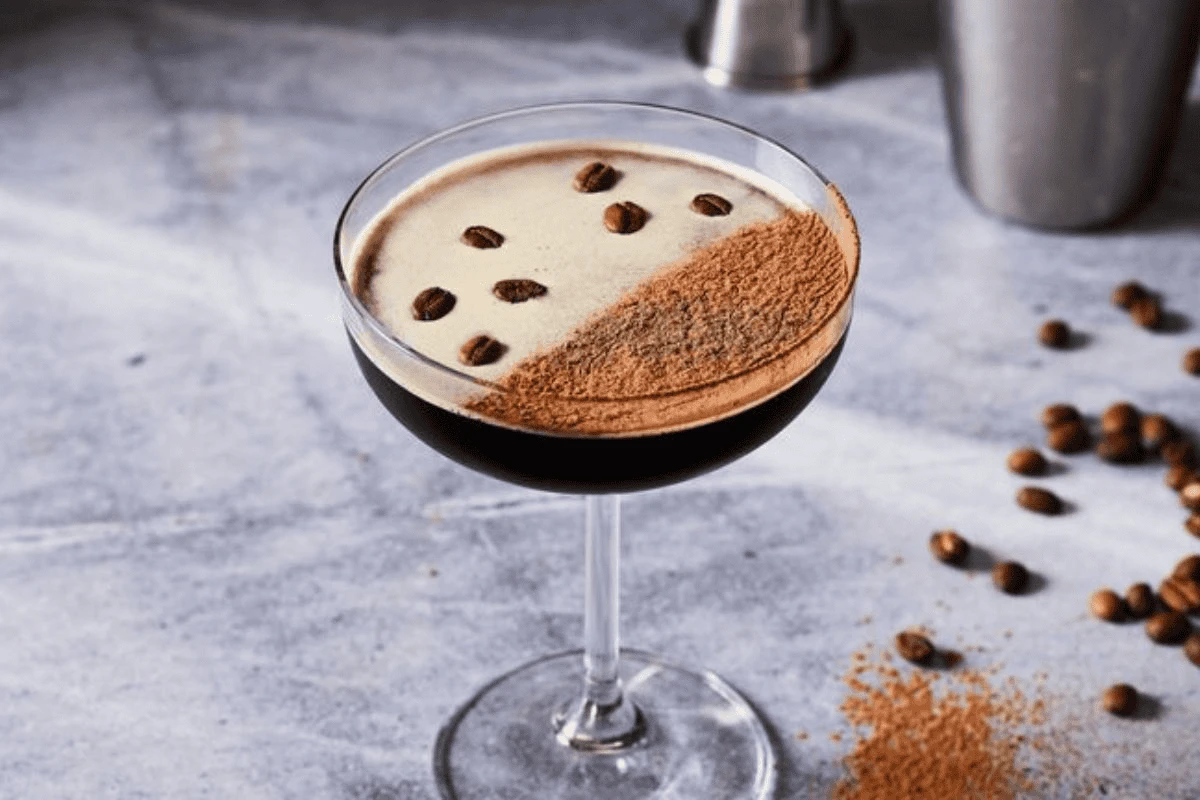 Espresso Martini trong coupe glass với lớp bọt cà phê dày — Dessert Martini phổ biến nhất tại bar Việt Nam hiện nay