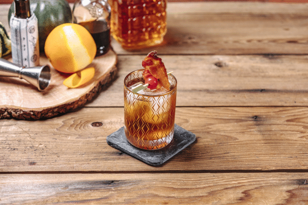 Bacon Old Fashioned là biến thể hiện đại của cocktail Old Fashioned truyền thống