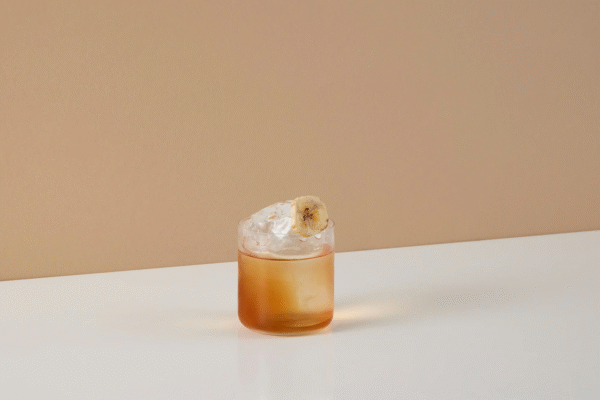 Banana Old Fashioned là một biến thể sáng tạo, thêm vào đó rượu mùi chuối để tạo nên hương vị nhiệt đới mới lạ