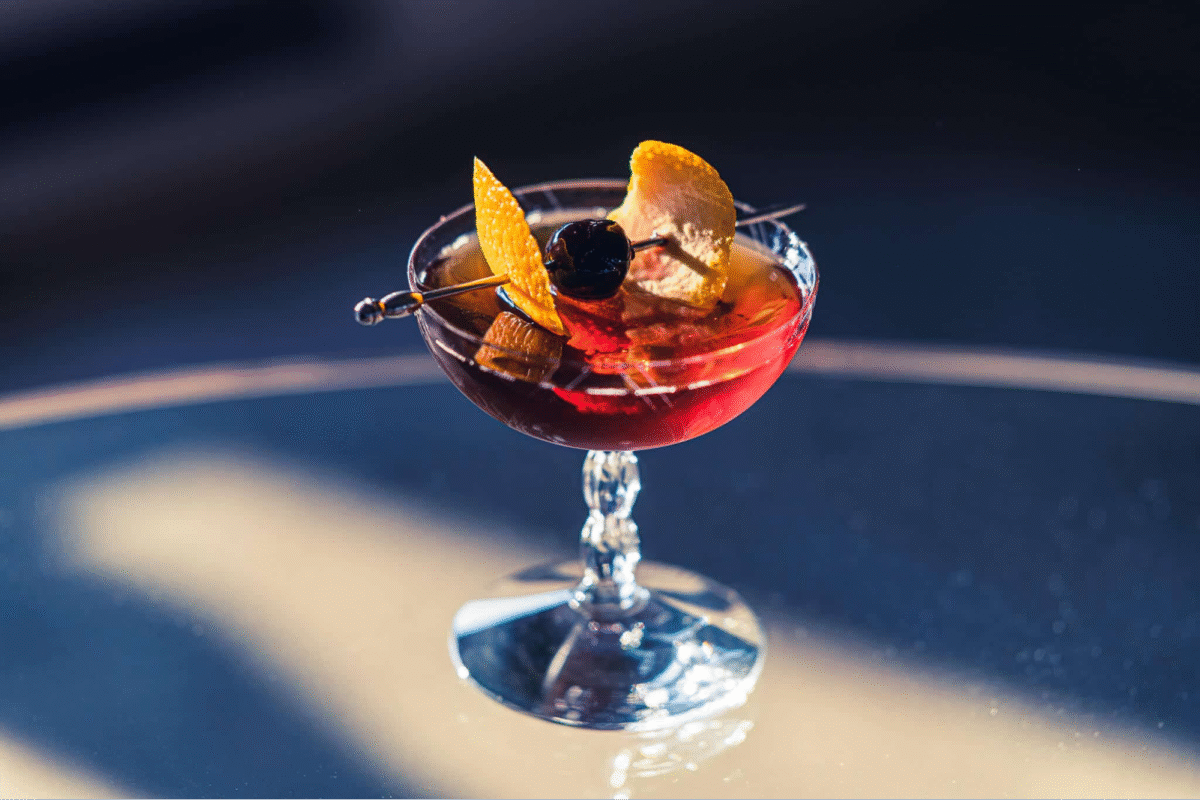 Martini cổ điển biểu tượng của sự sang trọng và tinh tế trong nghệ thuật pha chế