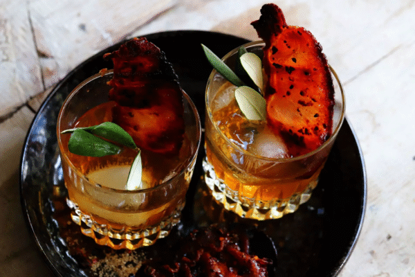 Bacon Old Fashioned là biến thể hiện đại của cocktail Old Fashioned truyền thống