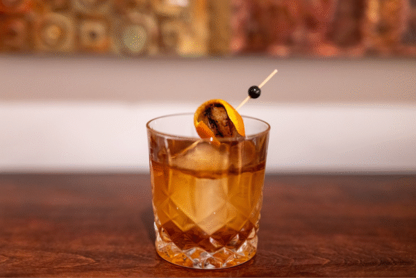 Banana Old Fashioned là một biến thể sáng tạo, thêm vào đó rượu mùi chuối để tạo nên hương vị nhiệt đới mới lạ
