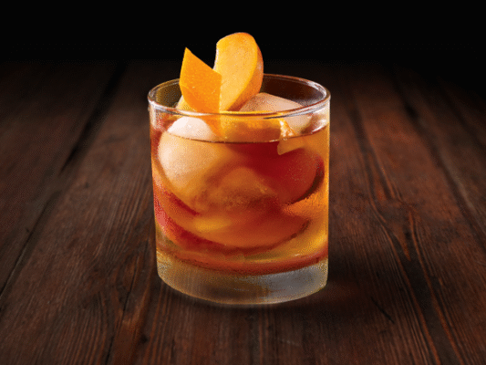 Peach Old Fashioned là phiên bản tươi mát và ngọt dịu của cocktail Old Fashioned cổ điển