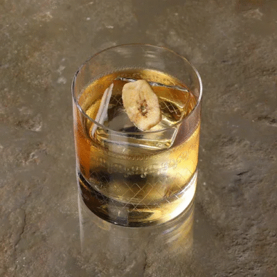 Banana Old Fashioned là một biến thể sáng tạo, thêm vào đó rượu mùi chuối để tạo nên hương vị nhiệt đới mới lạ