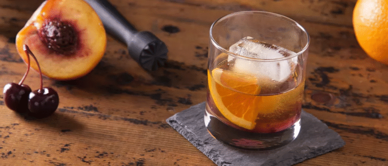 Peach Old Fashioned là phiên bản tươi mát và ngọt dịu của cocktail Old Fashioned cổ điển