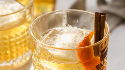 Winter Spiced Old Fashioned: Công thức cocktail cổ điển cho những đêm đông lạnh giá
