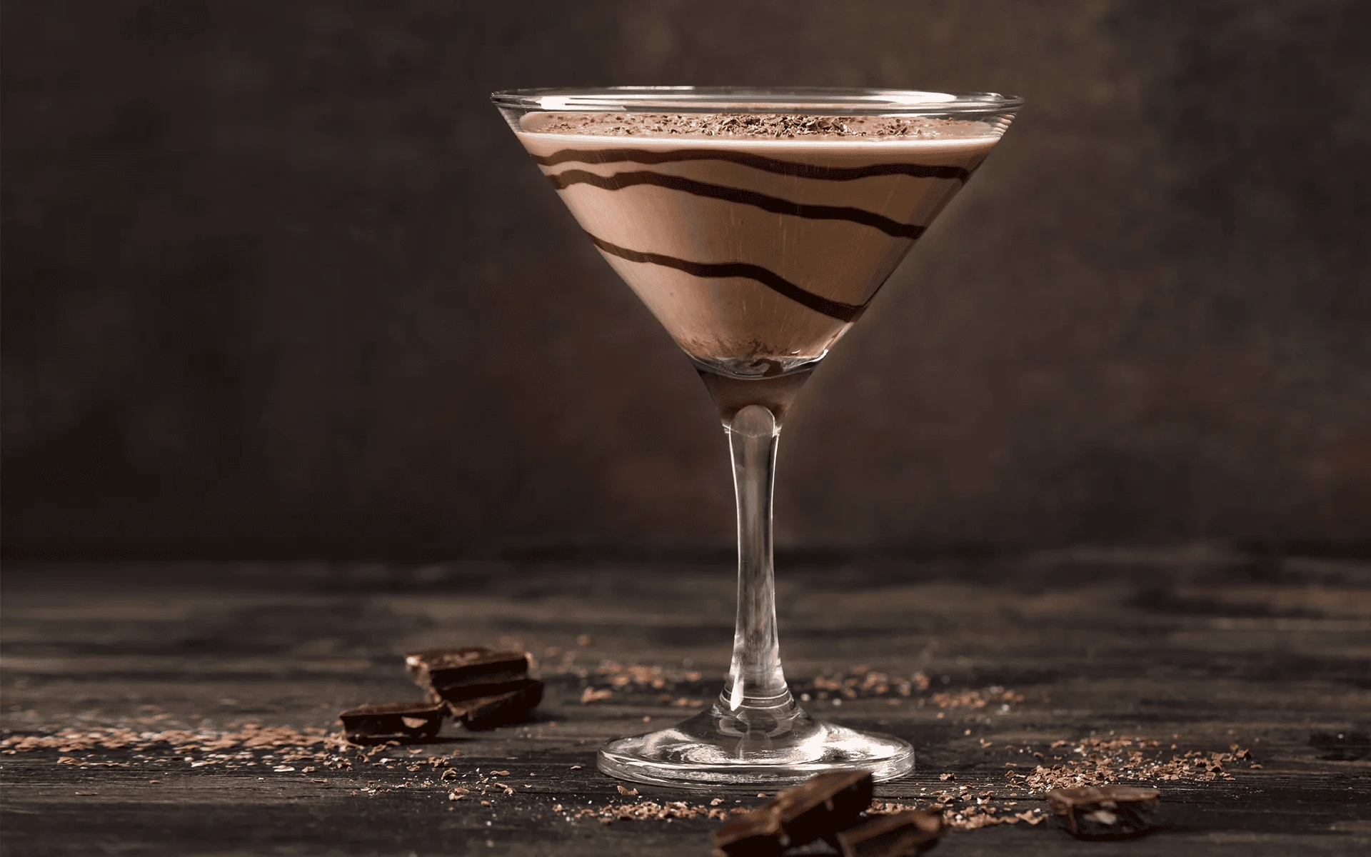 Chocolate Martini với viền chocolate đen và garnish cherry đỏ — dessert cocktail ngọt dành cho người thích sô cô la