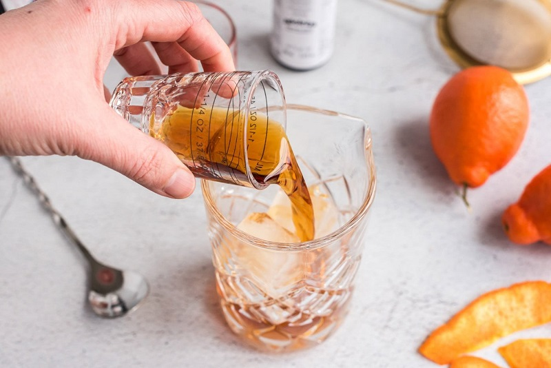 So Sánh Rye vs. Bourbon Trong Manhattan