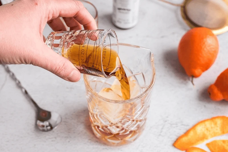 Bảng so sánh profile hương vị rye whiskey (trái) và bourbon (phải) trong cocktail Manhattan cổ điển