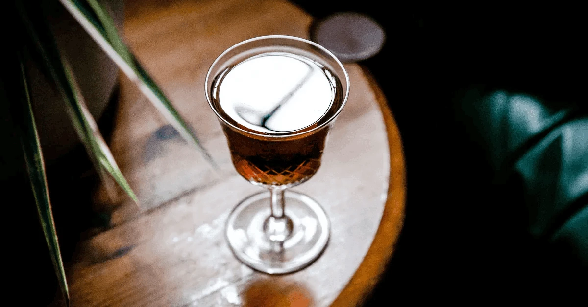 Dụng cụ pha chế Manhattan tại nhà: mixing glass, bar spoon, jigger