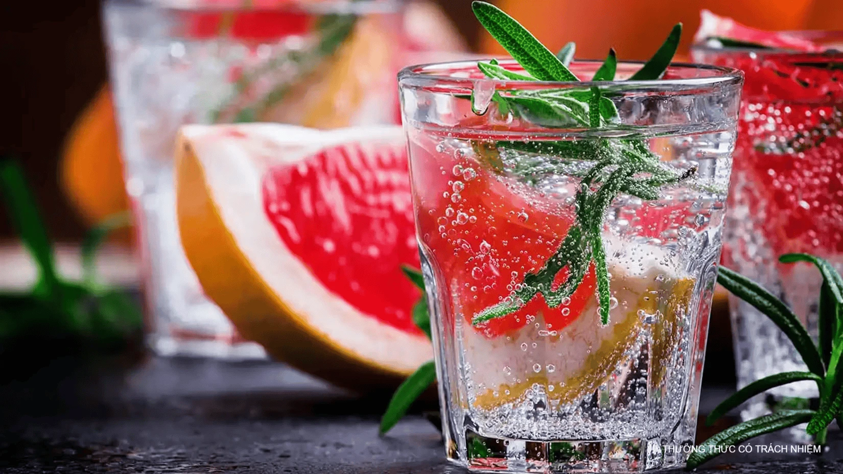Các loại garnish citrus phổ biến: twist, wheel, wedge và peel