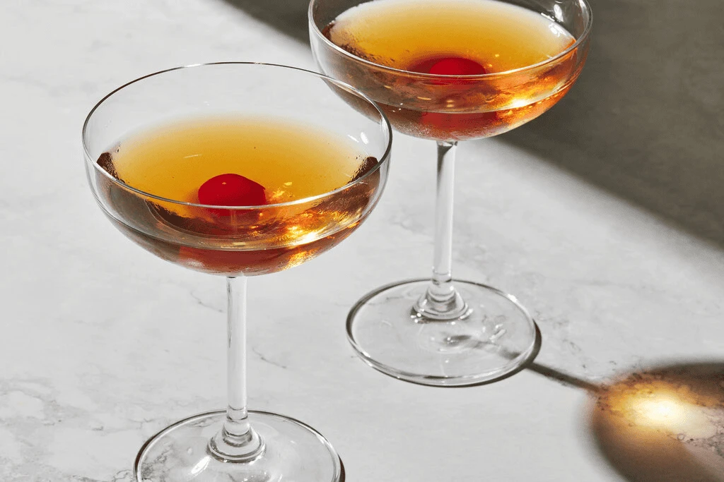 Perfect Manhattan cocktail trong ly coupe với garnish cherry