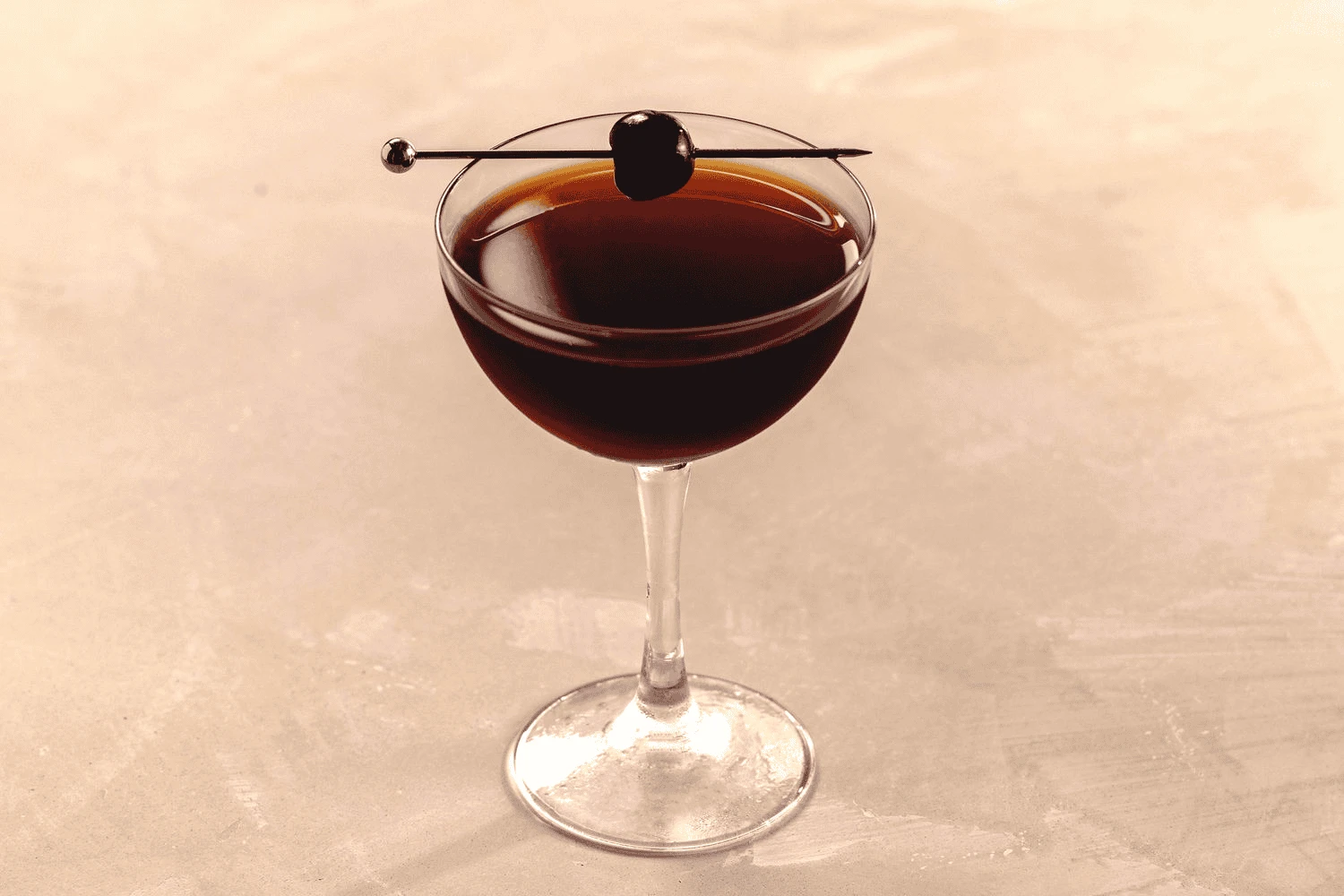 Black Manhattan cocktail với amaro Averna màu sẫm đặc trưng