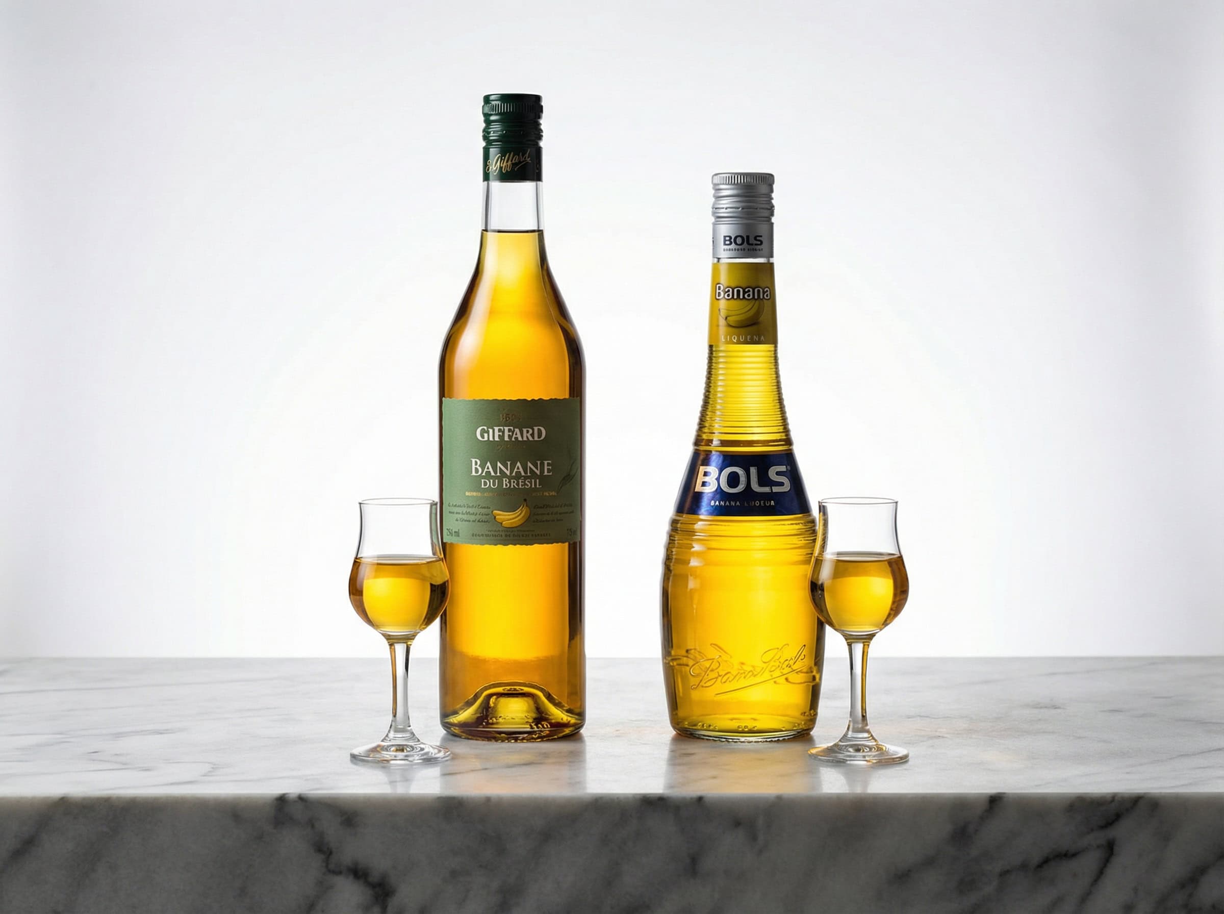 So sánh Giffard Banane du Brésil (Pháp, 1885) và Bols Banana Liqueur — hai lựa chọn phổ biến nhất cho Banana Old Fashioned