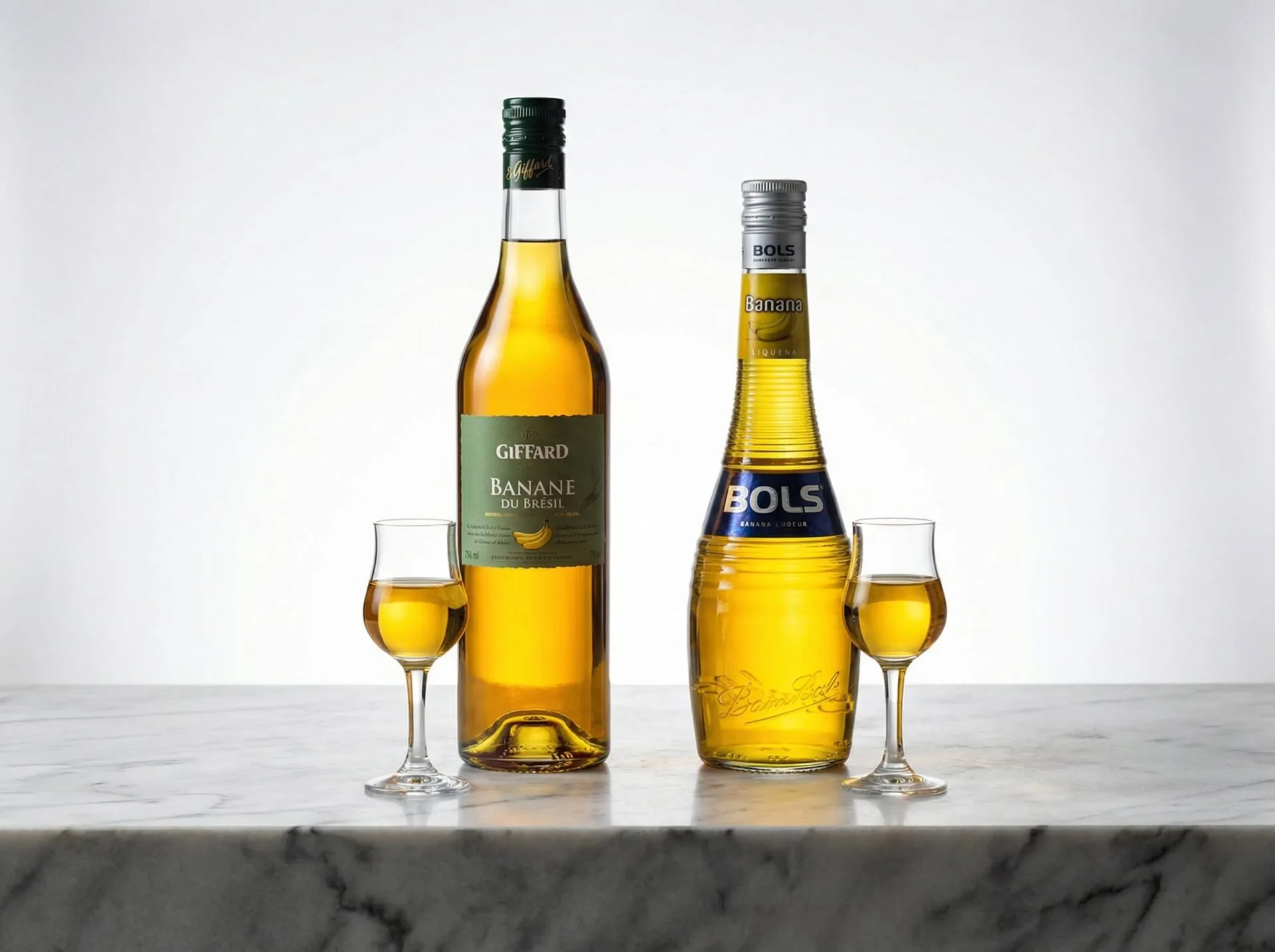 So sánh Giffard Banane du Brésil (Pháp, 1885) và Bols Banana Liqueur — hai lựa chọn phổ biến nhất cho Banana Old Fashioned