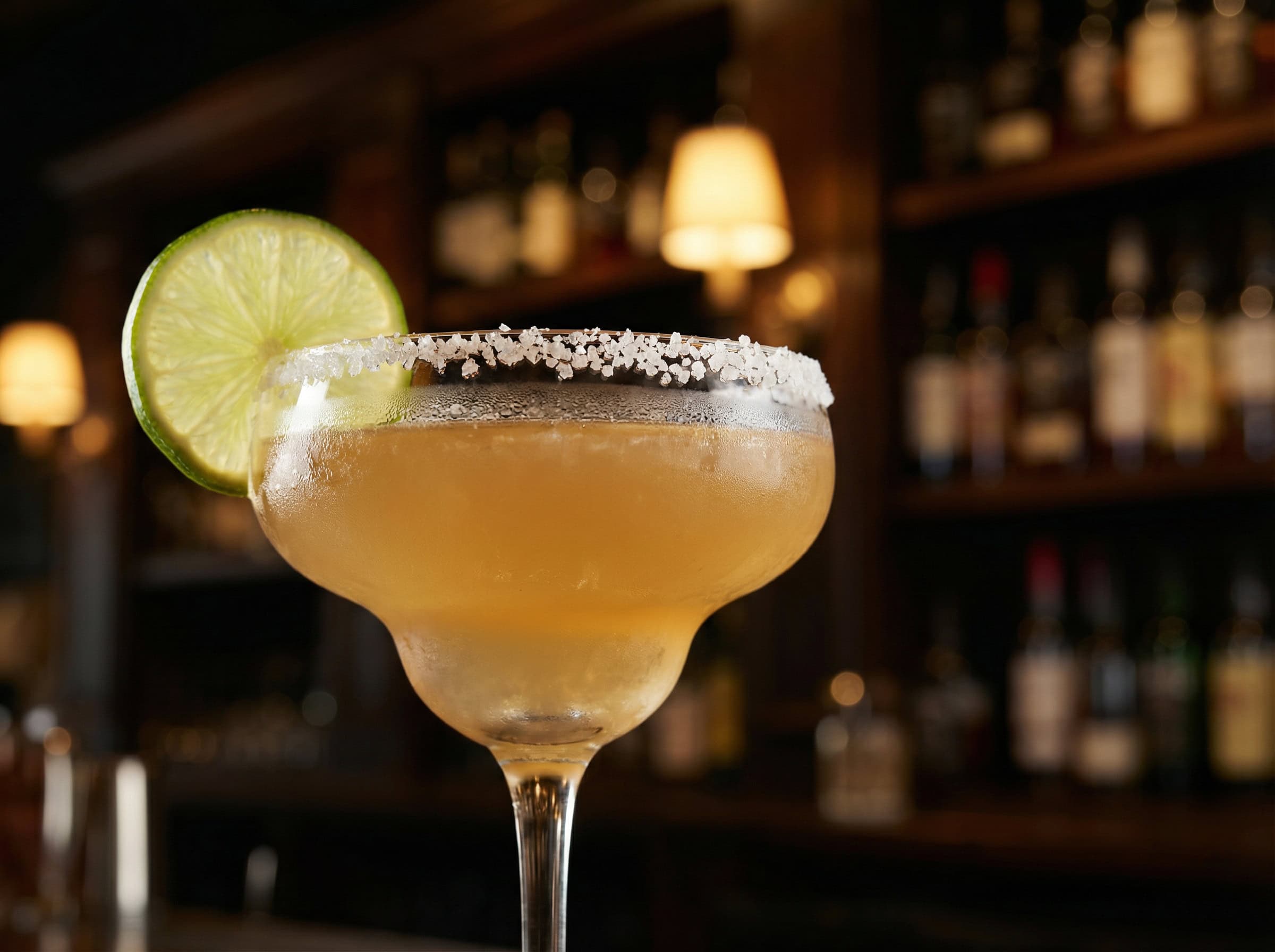 Công thức Margarita cổ điển IBA với viền muối nửa vành và lát chanh trong ly cocktail