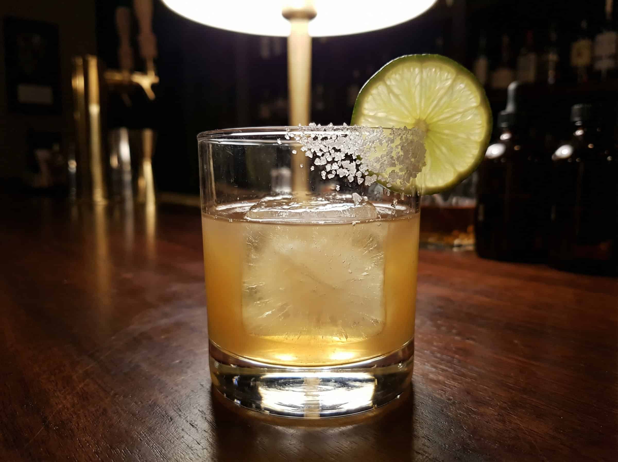 Tommy's Margarita trong rocks glass với đá cube lớn — công thức gốc IBA 2008 của Julio Bermejo San Francisco