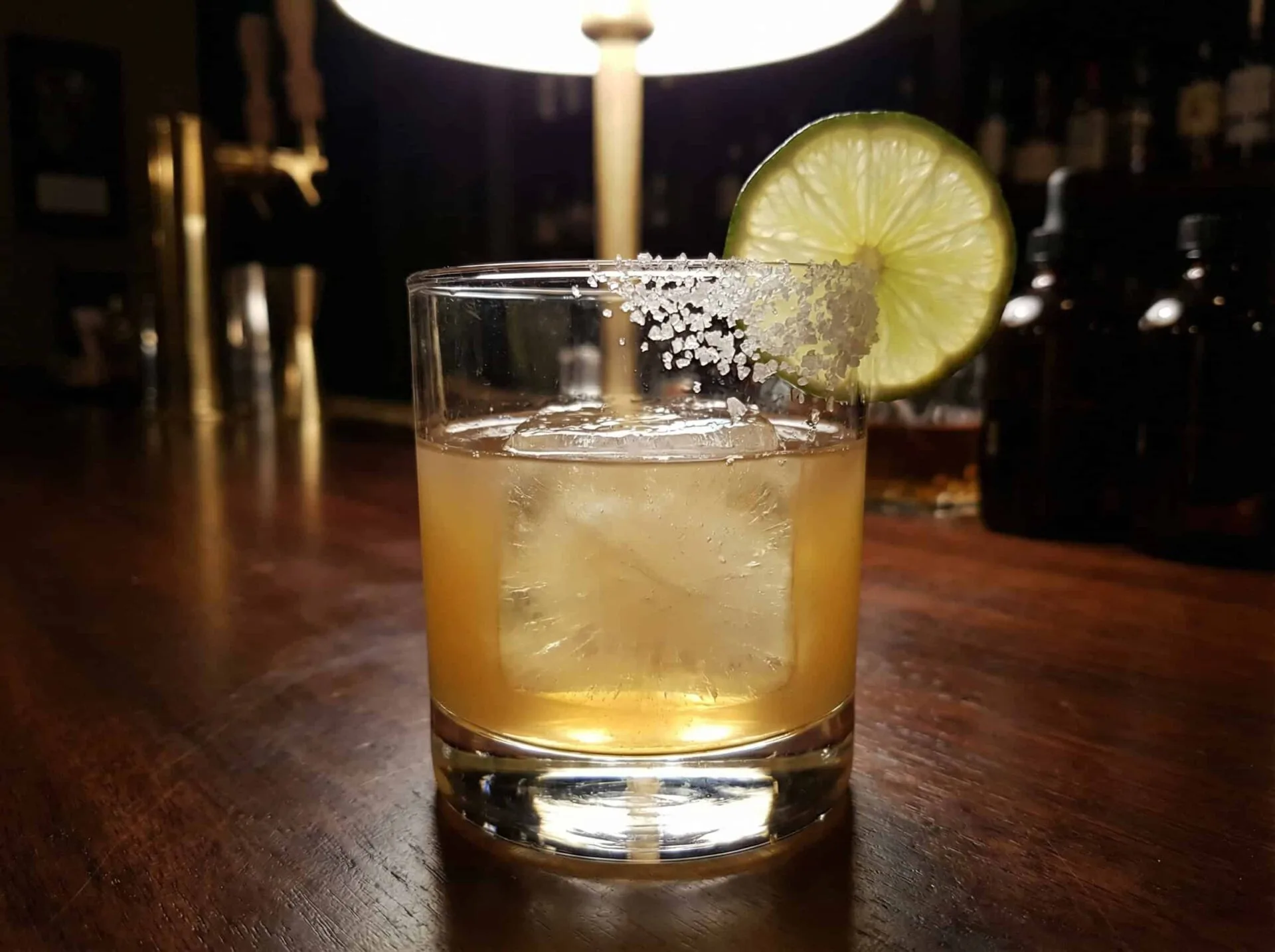 Tommy's Margarita trong rocks glass với đá cube lớn — công thức gốc IBA 2008 của Julio Bermejo San Francisco
