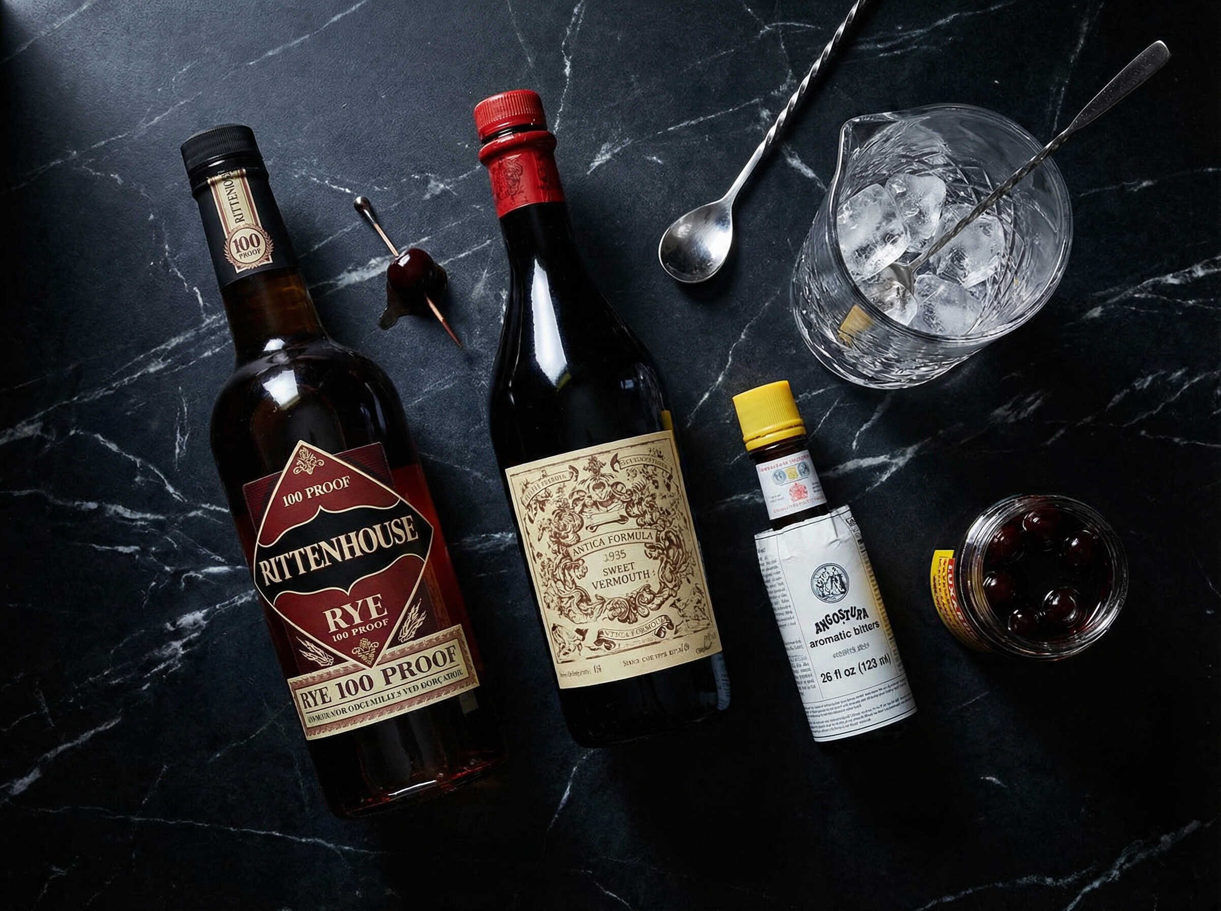 Nguyên liệu chuẩn Manhattan cocktail: rye whiskey, sweet vermouth, Angostura bitters và cherry Luxardo
