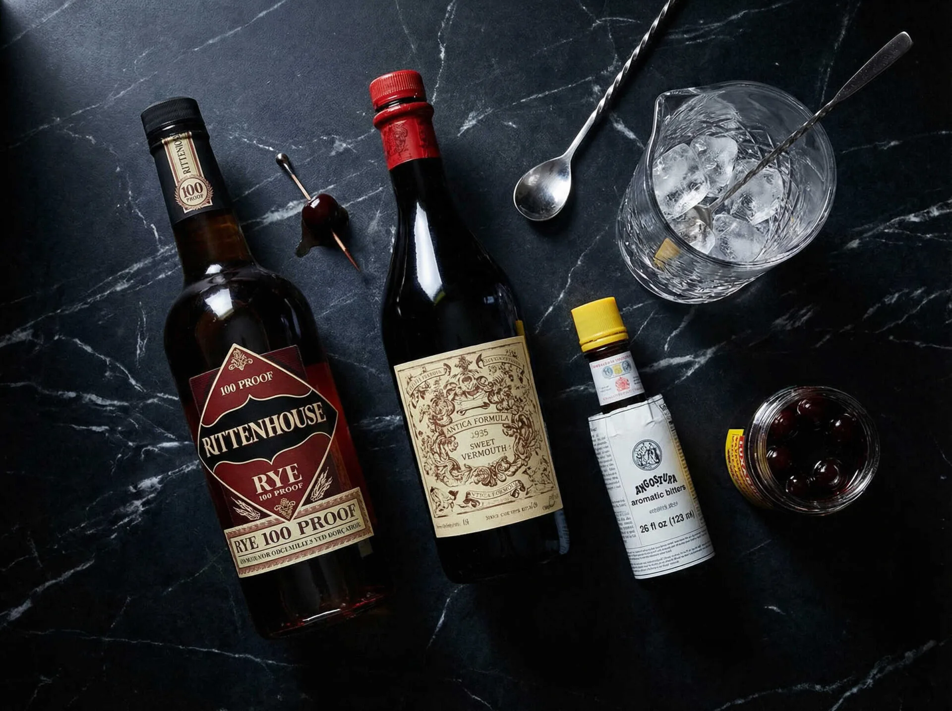 Nguyên liệu chuẩn Manhattan cocktail: rye whiskey, sweet vermouth, Angostura bitters và cherry Luxardo