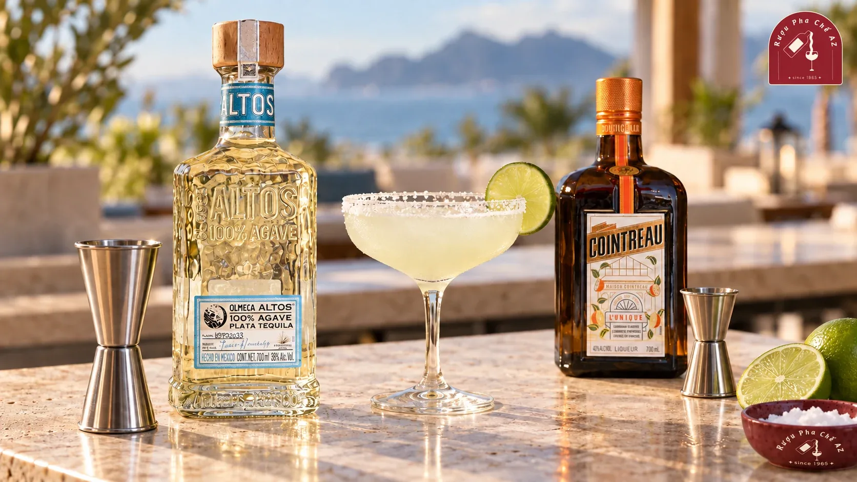Olmeca Altos, Cointreau và Margarita với hai cỡ jigger trên quầy